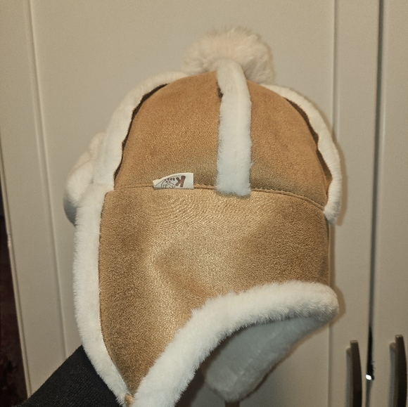 Winter toddler tan boots & winter hat - Picture 3 of 8